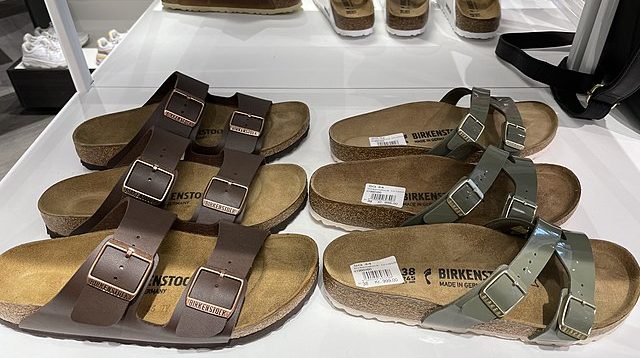 Birkenstock-Schuhe im Geschäft.