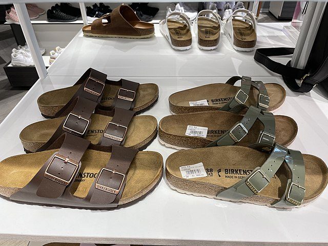 Birkenstock-Schuhe im Geschäft.