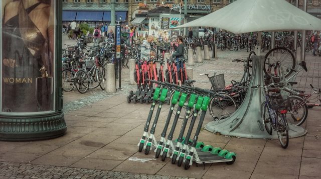 Prägen mittlerweile vielerorts das Stadtbild: E-Scooter