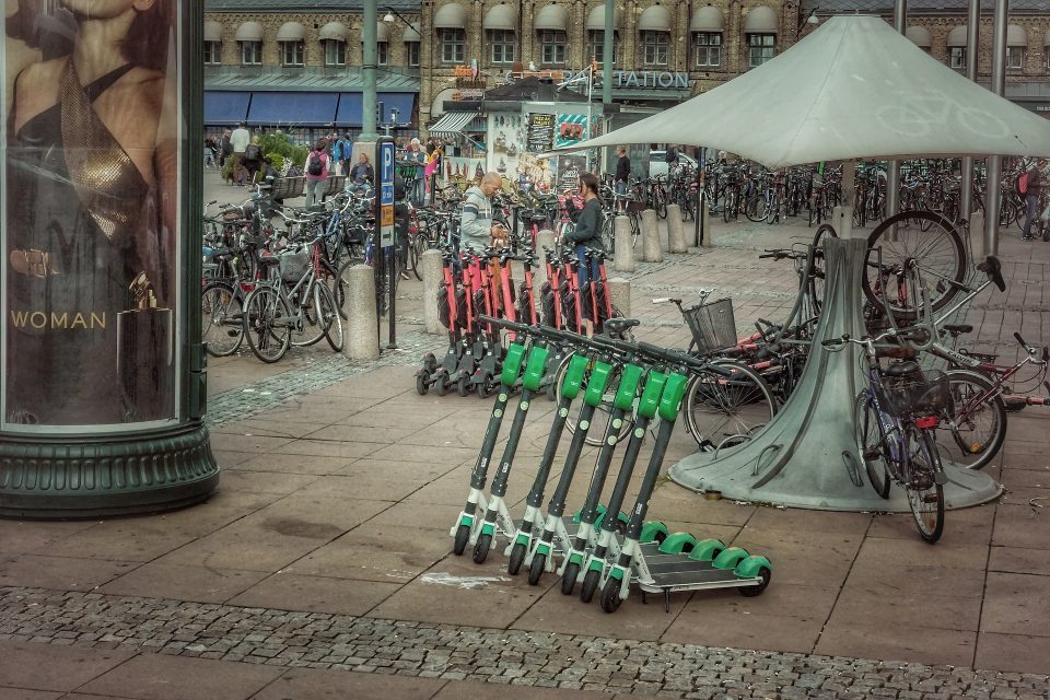 Prägen mittlerweile vielerorts das Stadtbild: E-Scooter