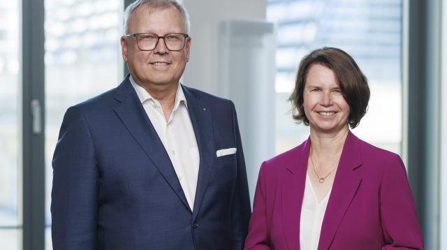 Claus Jäger, Vorstandssprecher der Raiffeisen-Volksbank Aschaffenburg, und Eva Wunsch-Weber, Vorstandsvorsitzende der Frankfurter Volksbank Rhein-Main