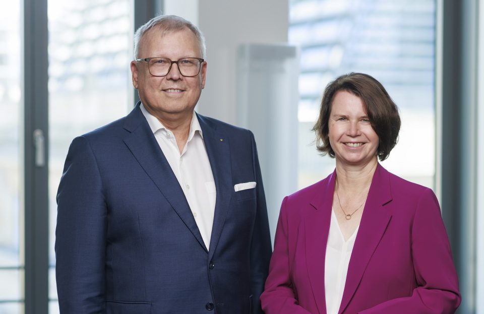 Claus Jäger, Vorstandssprecher der Raiffeisen-Volksbank Aschaffenburg, und Eva Wunsch-Weber, Vorstandsvorsitzende der Frankfurter Volksbank Rhein-Main