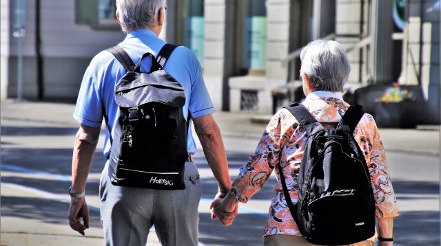 Rentner-Paar auf Städte-Tour