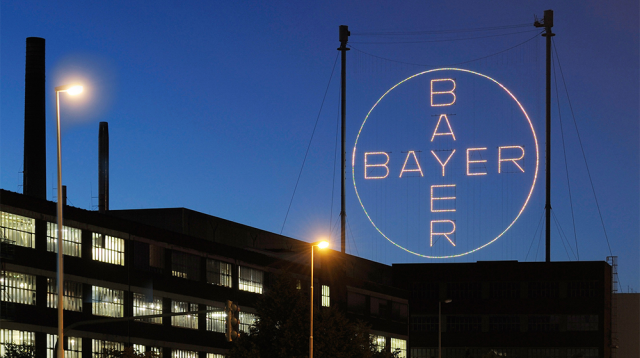 Das Bayer-Kreuz in Leverkusen bei Nacht