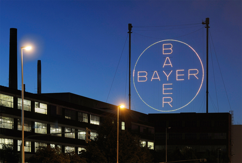 Das Bayer-Kreuz in Leverkusen bei Nacht