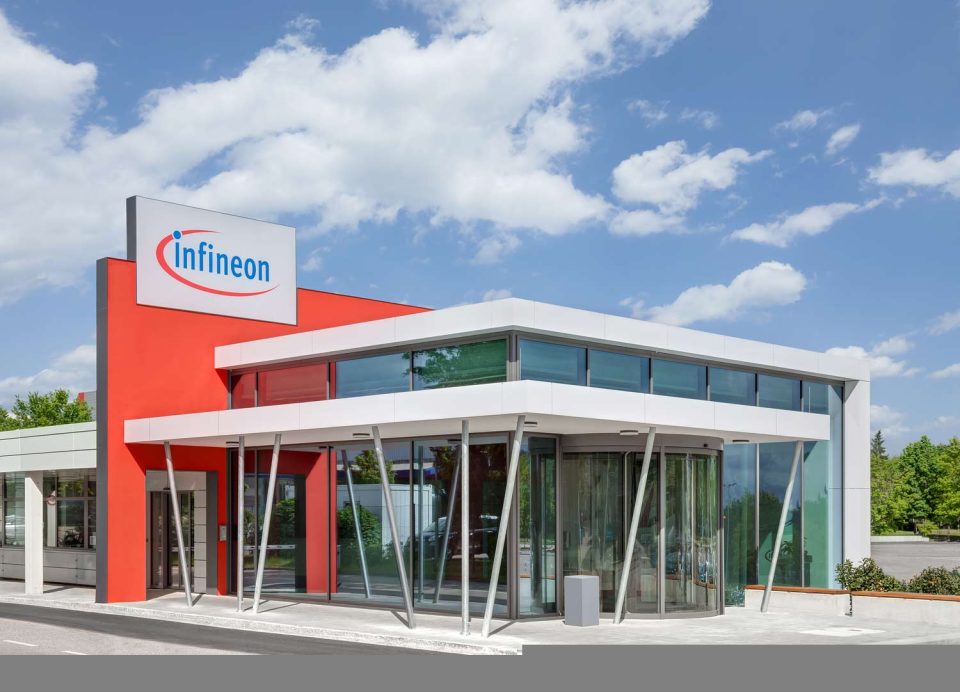 Infineon empfängt Besucher in Regensburg in diesem schicken Gebäude